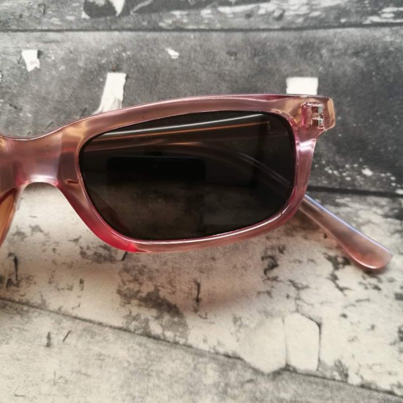 แว่นตากันแดด-แว่นตาวินเทจ-แว่นเก่าเก็บยุค-90s-รุ่น-pink-rare-กรอบพลาสติกสีชมพู-เลนส์สีดำ-ทรงสี่เหลี่ยมเล็ก-วินเทจแท้