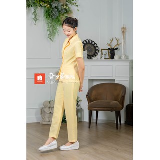 ภาพขนาดย่อของภาพหน้าปกสินค้าชุดผู้ช่วยเหลือผู้ป่วย ชุดเหลือง สีเหลือง เนื้อผ้าสเปนเดก ชุดกางเกง กางเกงมีแบบเอวต่ำและเอวสูง ซิปด้านหน้า กางเกงมีซับใน จากร้าน fahfonphitsanulok บน Shopee