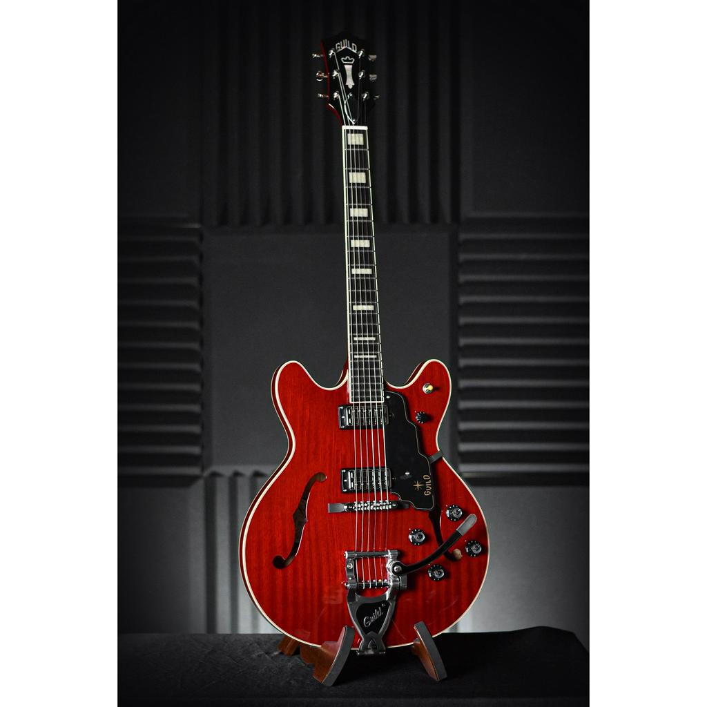 กีต้าร์ไฟฟ้า-guild-starfire-v-cherry-semi-hollow-mahogany-body-with-vibrato-tailpiece-electric-guitar