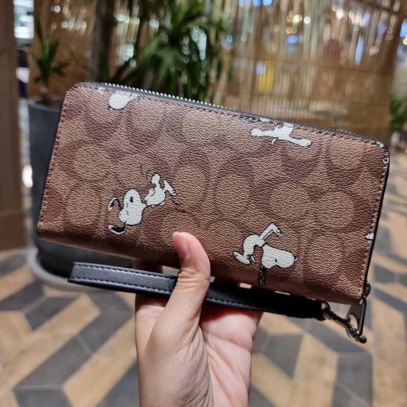 coach-c4596-coach-x-peanut-accordion-zip-wallet-in-signature-canvas-with-snoopy-printt