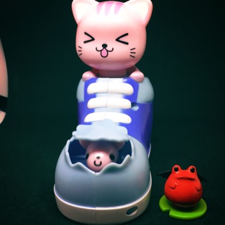 น้องแมวในรองเท้าบูท โซล่าเซลพลังแสงไม่ต้องใช้ถ่าน ดุ๊กดิ๊กน่ารัก ตั้งหน้ารถโต๊ะทำงานโต๊ะหนังสือ