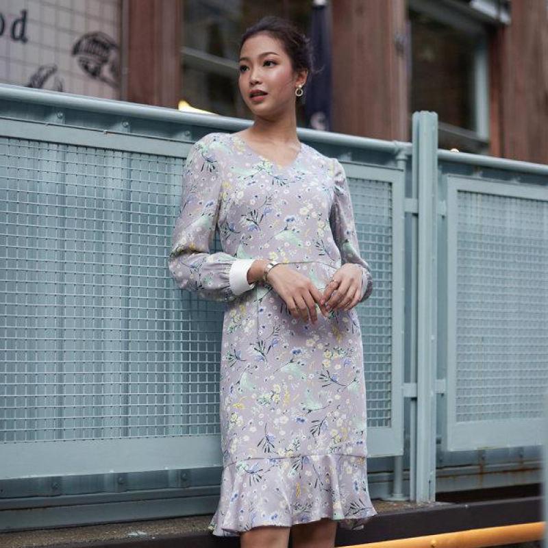 jousse-ชุดเดรส-a-line-working-dress-ชุดเดรสลายดอกไม้-สีเทา-คอวี-แขนยาว-แต่งระบายชายกระโปรง-jt71gy