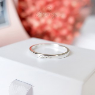 แหวนสลักชื่อเงินแท้ 💍 Silver Ring (หน้าเรียบ 2mm อักษรขาวพ่นทราย) แหวนคู่รัก แหวนหมั้น แหวนแต่งงาน แหวนแทนใจ แหวนเงินแท้