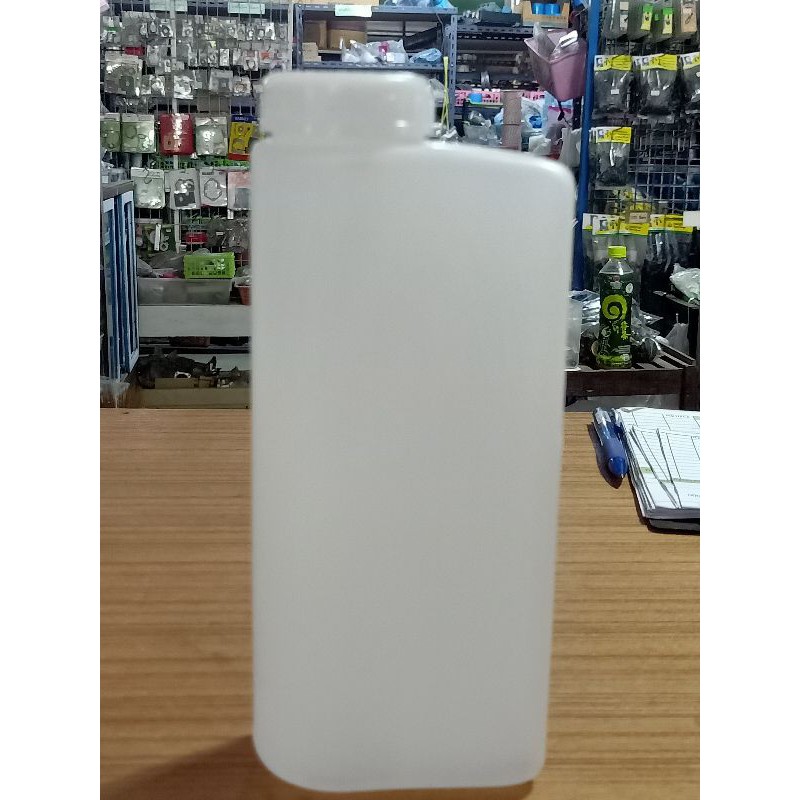 ภาพหน้าปกสินค้ากระป๋องผสมน้ำมัน 2T 500 มล.(ครึ่งลิตร) กระป๋องพลาสติก จากร้าน sk_shop3678 บน Shopee