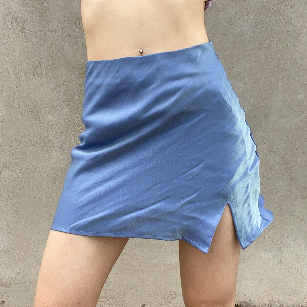 ภาพหน้าปกสินค้าRachel spilt mini skirt  กระโปรงสั้น แหวกข้าง ซาติน_Gioia.991 ( gii360 )