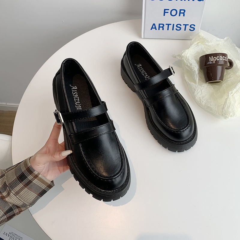 ภาพหน้าปกสินค้า๑ขนาด 35-43 รองเท้าผู้หญิงไซส์ใหญ่ 41 สีดำใหม่รอบนิ้วเท้ารองเท้าหนังขนาดเล็กนักเรียนเกาหลีย้อนยุคแพลตฟอร์มรองเท้าไม่ม จากร้าน si23oquq29 บน Shopee