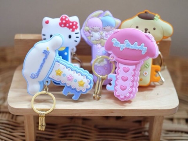 พวงกุญแจสำหรับห้อยกุญแจพร้อมตัวหนีบกระเป๋า-sanrio-ขนาด-8-cm-ราคา-159บาท-พวงกุญแจ-ที่ห้อยพวงกุญแจ