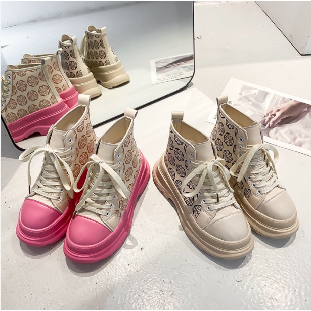 ภาพหน้าปกสินค้ารองเท้าผ้าใบทรงสูง  รองเท้าผ้าใบเกาหลีผู้หญิง 2021 ใหม่สุภาพสตรีสีชมพูแพลตฟอร์มรองเท้าลำลองพิมพ์รองเท้าผ้าใบ