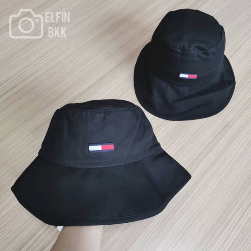 แท้-tommy-reversible-bucket-hat-หมวกบักเก็ต-หมวกปีกกว้าง-ทอมมี่-โลโก้-tommy-flag-สีดำ-สีขาว