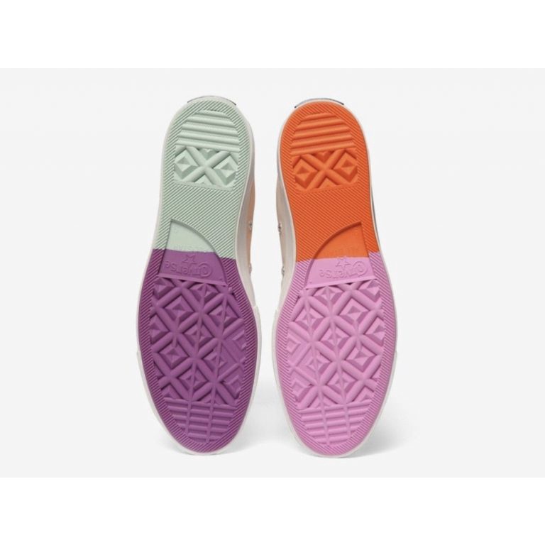 รองเท้าผ้าใบหุ้มข้อ-converse-x-chinatown-market-uv-chuck-70-รองเท้าเปลี่ยนสี-เมื่อโดนแสง-รองเท้าแฟชั่น