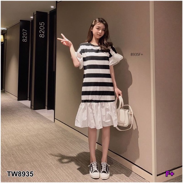 pe8935-dress-ชุดเดรสทรงโอแเวอร์ไซส์-คอกลม-แขนระบาย-ลายริ้วผ้าคอตตอน-ลายริ้วใหญ่-แต่งชายระบาย