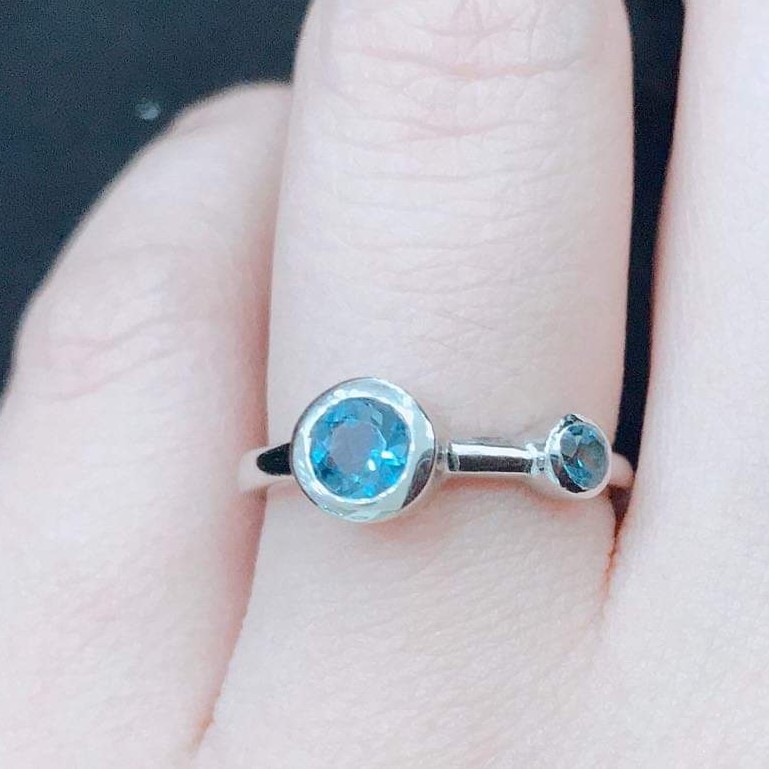 แหวนเงิน-92-5-ฝังพลอย-ลอนดอนบลูโทแพซ-london-blue-topaz-มีสีฟ้าเข้มอมน้ำเงิน-รุ่น-gr3422-lbt