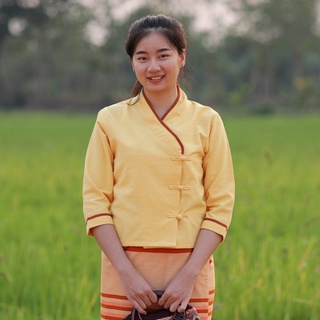 60035 เสื้อผ้าฝ้ายพื้นเมืองผู้หญิง ทรงป้ายกระดุมจีน แขน 3 ส่วน สีเหลือง