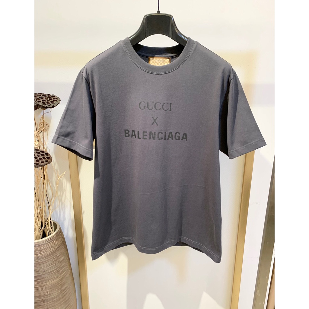 gucci-เสื้อยืดแขนสั้น-คอกลม-พิมพ์ลายตัวอักษรกราฟฟิติ-สําหรับผู้ชาย-และผู้หญิง