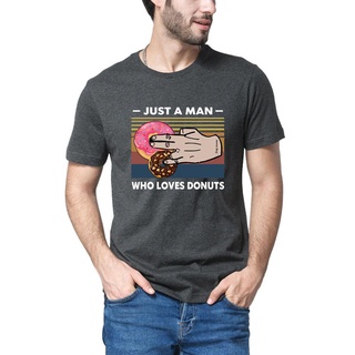 เสื้อยืดอินเทรนด์ผู้ชายอินเทรนด์ผู้หญิงเสื้อยืด ผ้าฝ้าย พิมพ์ลาย Just A Man Who Loves Donuts แนวสตรีท พรีเมี่ยม สําหรับผ