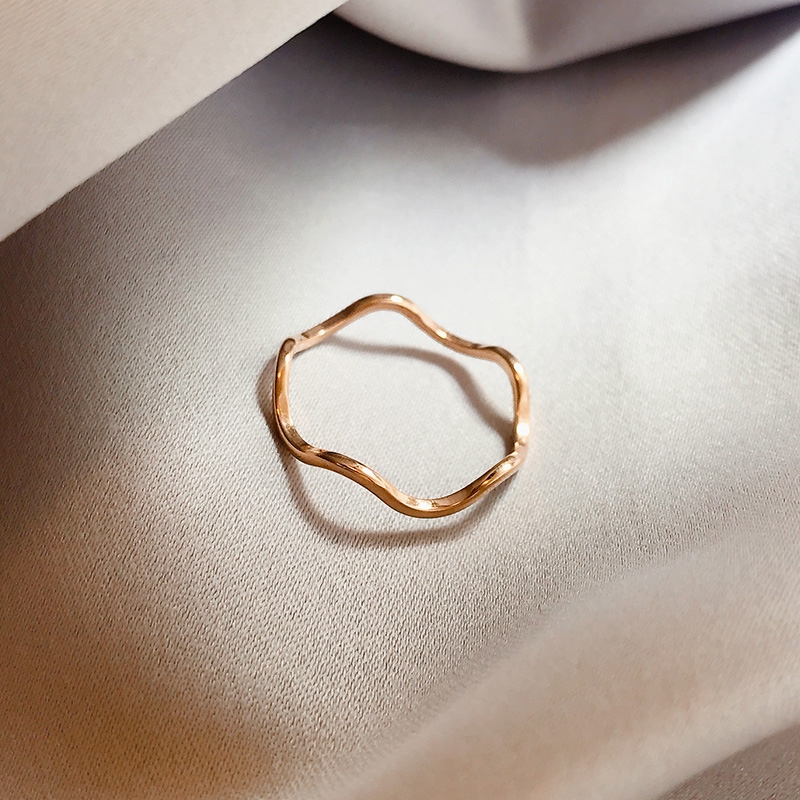 แหวนเหล็กไทเทเนียม-รูปคลื่น-เข้ากับทุกการแต่งกาย-แฟชั่นสําหรับผู้หญิง