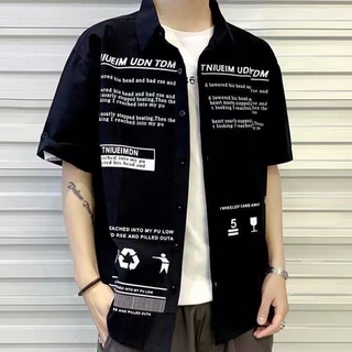 ภาพหน้าปกสินค้าเสื้อเชิ้ตแขนสั้นพิมพ์ลายตัวอักษรแฟชั่นสไตล์เกาหลีสําหรับผู้ชายสีดํา ที่เกี่ยวข้อง