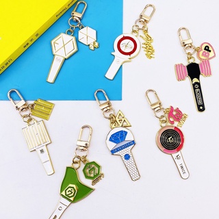 ภาพหน้าปกสินค้าBTS BLACKPINK NCT TWICE GOT7 EXO SEVENTEEN Keychain พวงกุญแจจี้โลหะ ที่เกี่ยวข้อง