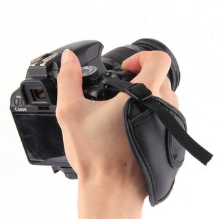 ภาพหน้าปกสินค้ากล้องหนัง PU ใหม่มือจับสายรัดมือสำหรับกล้อง SLR DSLR ที่เกี่ยวข้อง