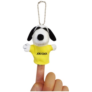 แท้ 100% จากญี่ปุ่น พวงกุญแจ พีนัทส์ สนูปปี้ Peanuts Snoopy Yellow Clothes Plush Doll Ball Chain