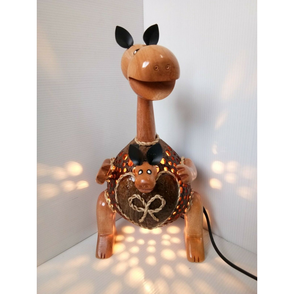 โคมไฟรูปจิงโจ้-โคมไฟตั้งโต๊ะทำจากกะลามะพร้าว-kangaroo-table-lamp-made-from-coconut-shell