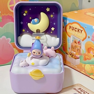 【ของแท้】POPMART ตุ๊กตาฟิกเกอร์ Pucky Strange Planets Series Scene Blind Box เครื่องประดับ ของขวัญ