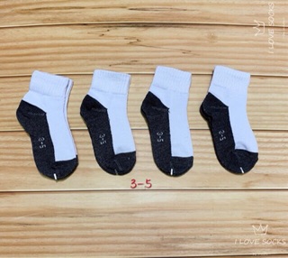 ภาพขนาดย่อของภาพหน้าปกสินค้าถุงเท้านักเรียน สีขาวพื้นเทา(คู่9บาท)(Z平学生袜 จากร้าน i.love.socks บน Shopee