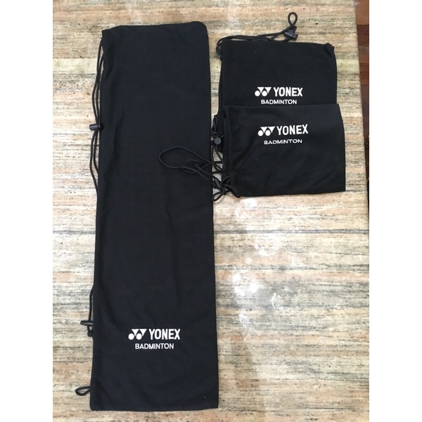 ภาพหน้าปกสินค้าJapan Imported Soft Case กระเป๋า ถุงผ้ากำมะหยี่ ไม้แบดมินตัน YONEX AC541 (007) สีดำ สภาพของใหม่ ไม่ได้ใช้ จากร้าน jungjing_20 บน Shopee