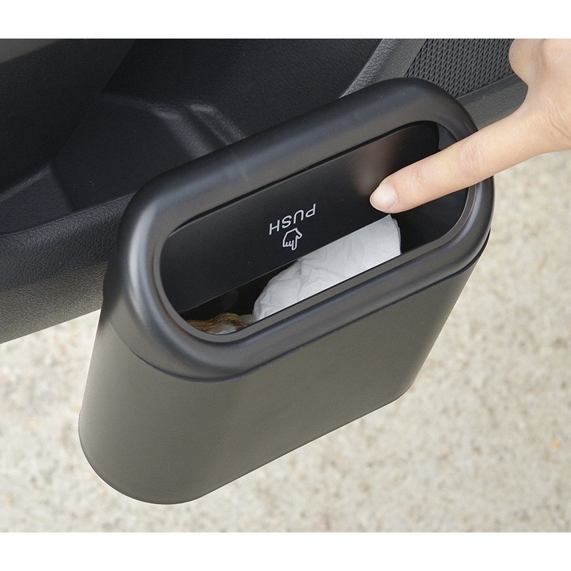 ภาพหน้าปกสินค้าถังขยะในรถ ถังใบเล็ก ถังขยะแขวนรถ กล่องแขวนอเนกประสงค์ ถังขยะในรถฝาปิดอัตโนมัติ ถังขยะติดรถ