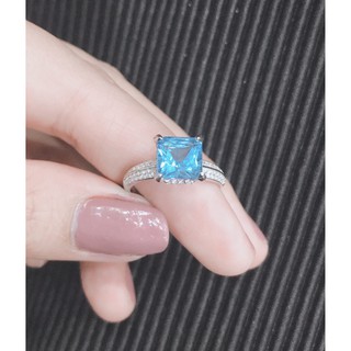 แหวนพลอยแท้สวิสบลูโทพาส(Swiss Blue Topaz)สีฟ้าสด ประดับด้วยเพชรรัสเซียCZ ตัวเรือนเงินแท้ 925 NA376