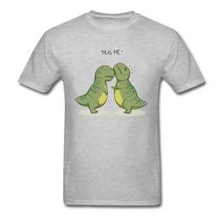 เสื้อยืดผ้าฝ้ายพรีเมี่ยม เสื้อยืดผ้าฝ้าย พิมพ์ลายไดโนเสาร์ Hug Me น่ารัก สีเทา ของขวัญแฟนหนุ่ม สําหรับผู้ชาย คู่รัก