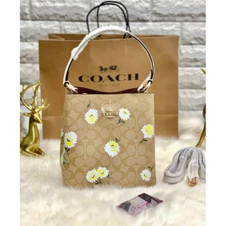 COACH Small Town Bucket Bag In Signature Canvas With Daisy Print ((C3411))
