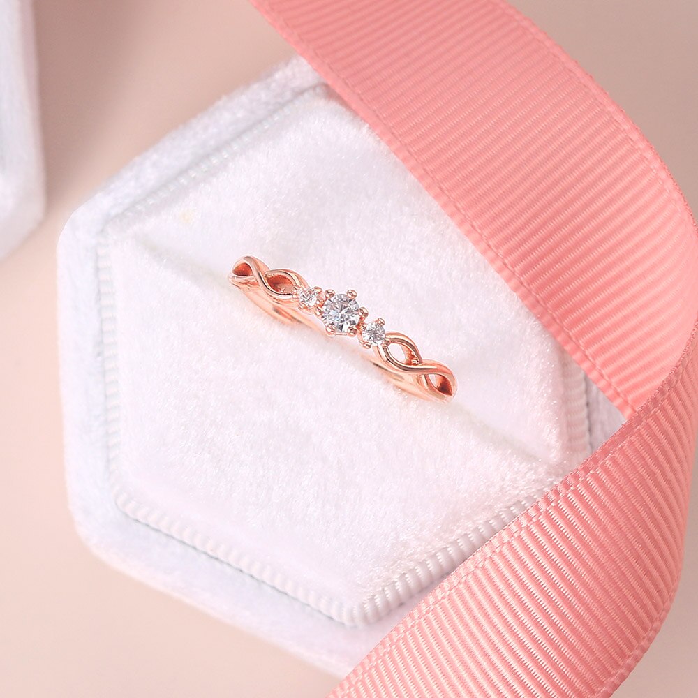 ภาพหน้าปกสินค้าZHOUYANG แหวนสำหรับผู้หญิงที่เรียบง่ายมินิเจ้าสาวแต่งงานเพทาย เครื่องประดับ สีทองแหวนของขวัญเครื่องประดับแฟชั่นขายส่ง R237 จากร้าน zhouyang.th บน Shopee