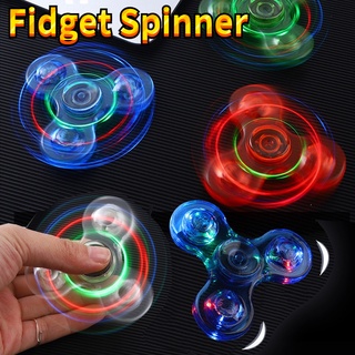 ภาพหน้าปกสินค้า【✨COD✅】ไจโร ของเล่น Fidget Spinner LED สีสันสดใส ของขวัญสำหรับเด็ก ลูกข่าง ที่เกี่ยวข้อง