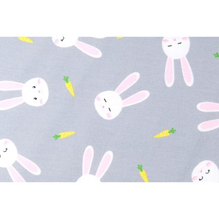 [SALE] ผ้าเมตร ผ้าคอตตอน ผ้าฝ้ายแท้ 100% ลายกระต่ายกลมยิ้ม บนพื้นสีเทา [PFQ605]