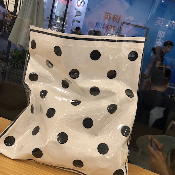 กระเป๋าผ้าสุดน่ารัก-เคลือบด้วยพลาสติกสไตล์มินิมอล-totebag-polka-dot