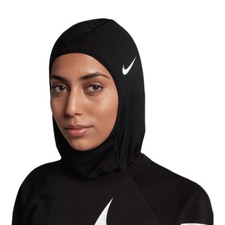 ภาพหน้าปกสินค้าNike ไนกี้ ผ้าคลุมผมฮิญาบ Pro Hijab 33010  BK(1190) ซึ่งคุณอาจชอบสินค้านี้