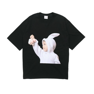 เสื้อยืดสีขาวเสื้อยืดแขนสั้น ทรงหลวม พิมพ์ลายกระต่าย เข้ากับทุกการแต่งกาย สไตล์สตรีท สําหรับผู้ชาย และผู้หญิง