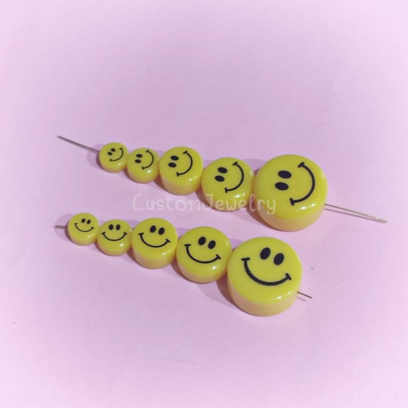 ภาพหน้าปกสินค้าลูกปัดเรซิ่น ลูกปัดหน้ายิ้ม Smiley ลูกปัดอมยิ้ม ลูกปัด หน้ายิ้ม ลูกปัดพลาสติก สมายลี่