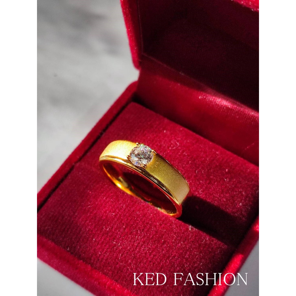 ภาพหน้าปกสินค้าแหวนทอง แหวนเพชร เศษทองคำแท้ พ่นทรายติตเพชร หนัก 2 สลึง แหวนทองเหลือง ไม่ลอกไม่ดำ ฝังเพชร CZ จากร้าน kedfahion บน Shopee