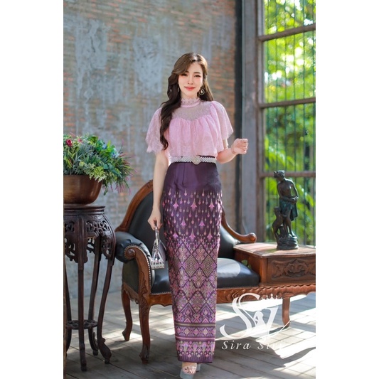 ชุดไทยประยุกต์ Sirasiri เสื้อลูกไม้ระบายสีชมพู ผ้าถุงไหมแพรทิพย์ลายยกดอก หวานละมุน มุมมองที่ 4