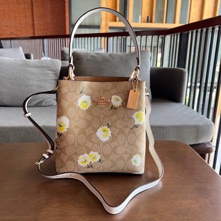 COACH C3411 SMALL TOWN BUCKET BAG IN SIGNATURE CANVAS WITH DAISY PRINT (IMSIW)