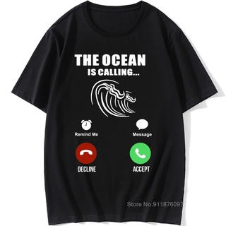 เสื้อยืดแขนสั้น พิมพ์ลาย Sailing Surfing Ocean Is Calling แฟชั่นฤดูร้อน สําหรับผู้ชายสามารถปรับแต่งได้