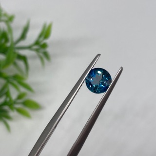 ลอนดอน บลูโทพาซ (London Blue Topaz) พลอยคัดเกรด VS กลม 6.0 มม. เนื้อใส สีเข้มสวย พลอยแท้ธรรมชาติ มีใบรับประกัน