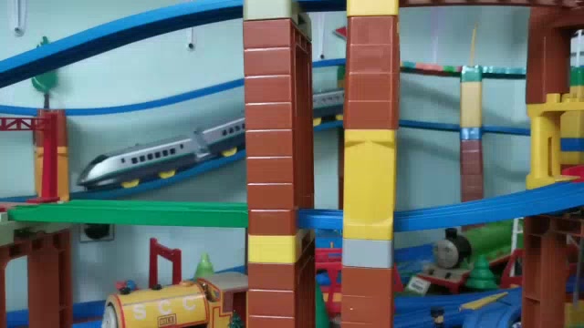 tomy-รถไฟญี่ปุ่นหัวจรวด-พ่วงท้ายแม่เหล็ก-วิ่งรางฟ้า-ครับ