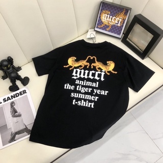 [พร้อมส่ง] เสื้อยืดแขนสั้น พิมพ์ลายตัวอักษร Gucci สําหรับผู้ชาย และผู้หญิง