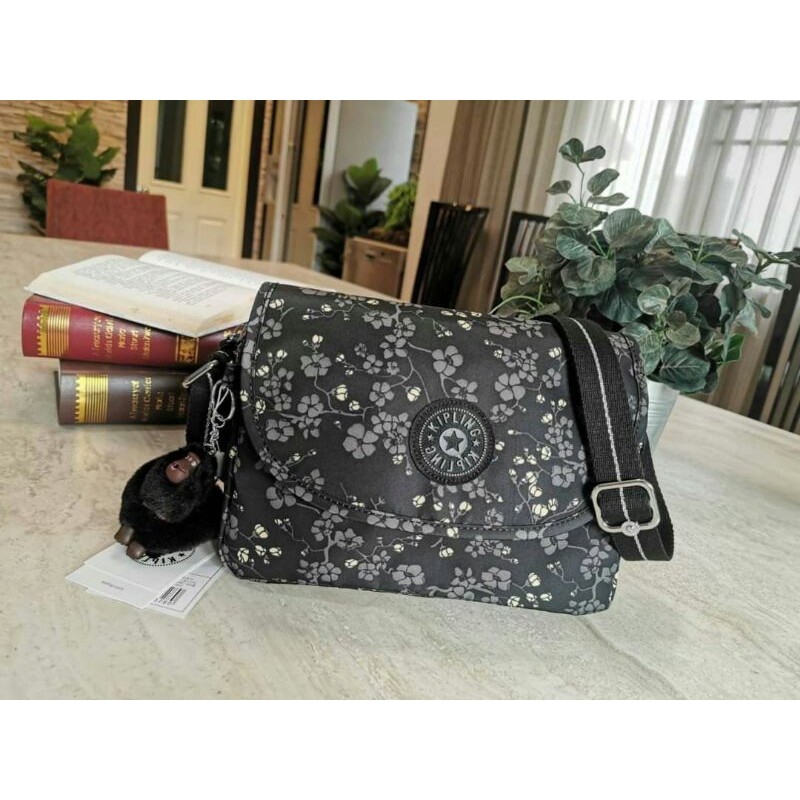 new-arrival-kipling-art-s-flower-shoulder-bagแท้-outlet