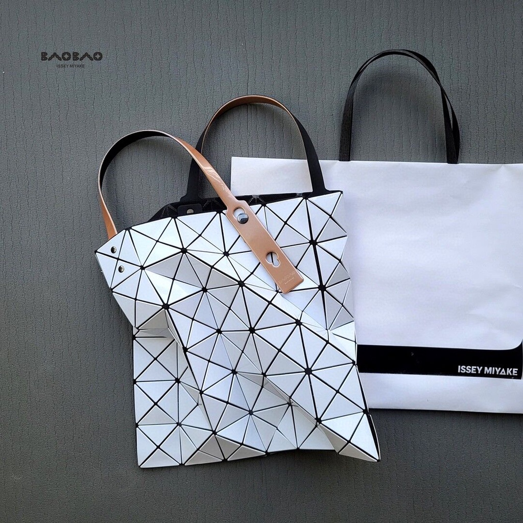 issey-miyake-baobao-6x6-กระเป๋าสะพายไหล่คอลเลกชันนีออน