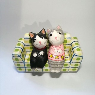 ตุ๊กตาแมว 2 ตัวพร้อม Sofa สำหรับตั้งโต๊ะ ตกแต่งบ้าน ของสะสม ขนาด 9.50 x 8 x 4 cm น้ำหนักเบา