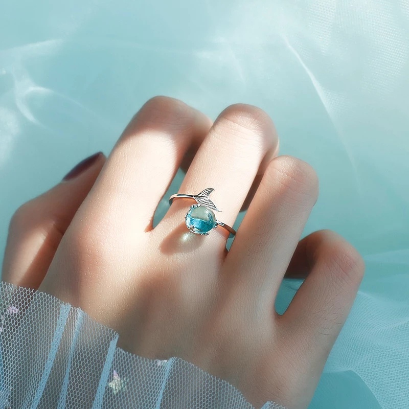 ภาพหน้าปกสินค้าแหวนอัญมณีนางเงือก สีฟ้า ย้อนยุค / แหวนหางปลา คริสตัล อารมณ์ผู้หญิง / เครื่องประดับ หรูหรา ปรับได้ สําหรับผู้หญิง / เครื่องประดับ INS จากร้าน marvelousworld.th บน Shopee